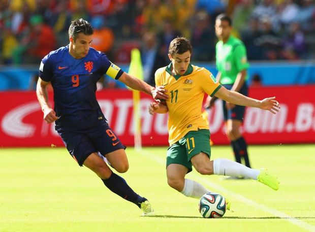 Australia's Tommy Oar dribbles past Netherlands captain Robin van Persie - Australia 1 vs. 1 Netherlands
