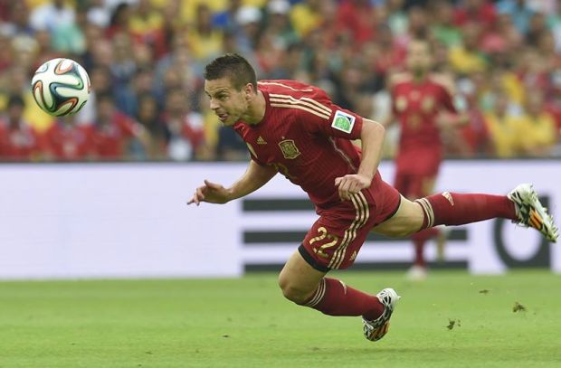 Spain defender Cesar Azpilicueta attemps a diving header in Rio de Janeiro - Spain 0 vs. 2 Chile