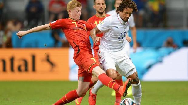 2014 FIFA World Cup - Belgium midfielder Kevin De Bruyne challenges USA midfielder Jermaine Jones.